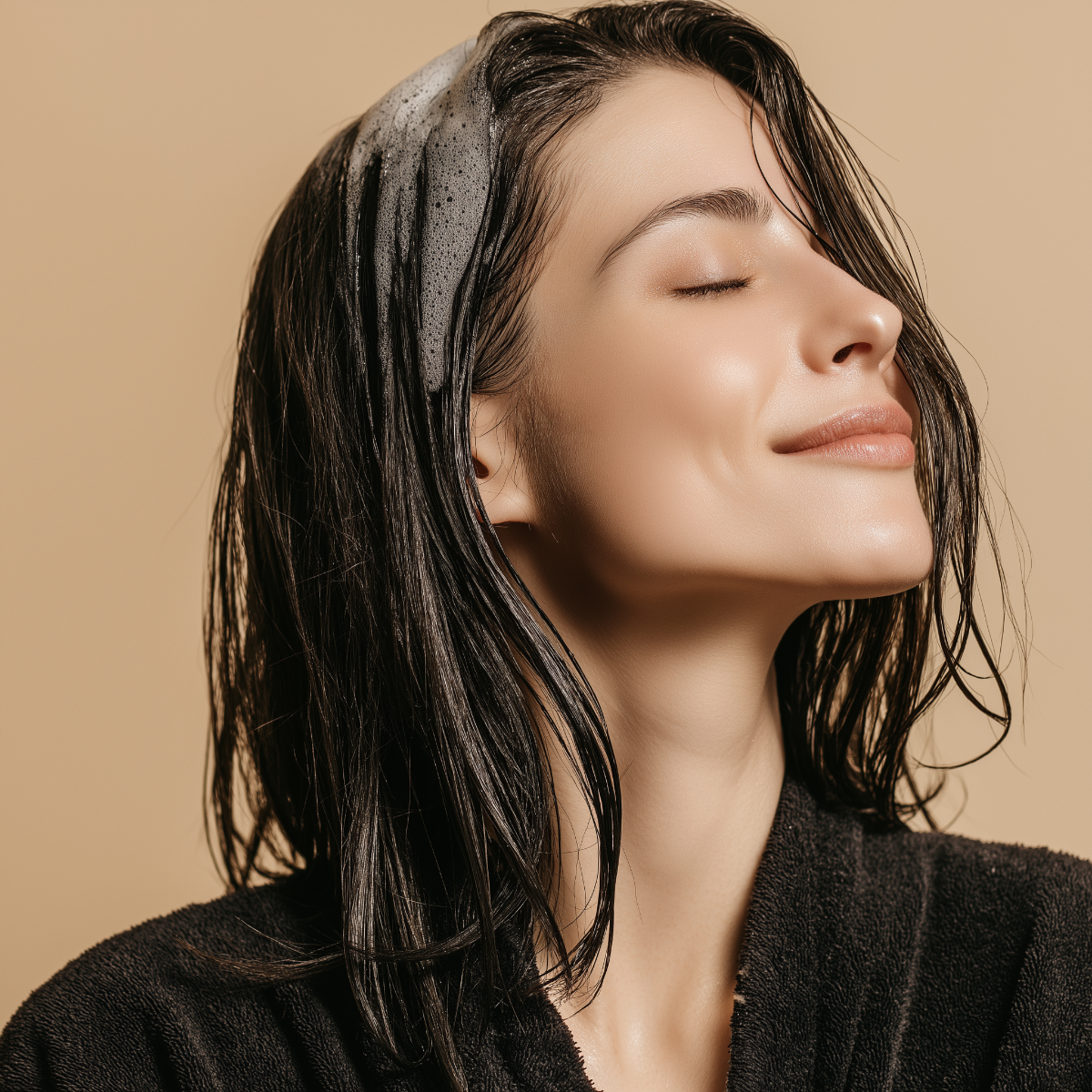 Eine Frau hat Shampoo für juckende Kopfhaut auf dem Kopf.